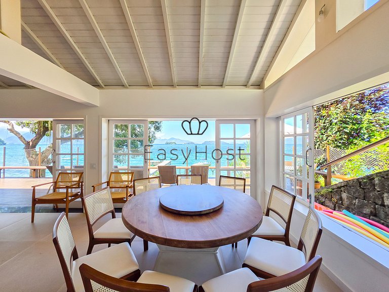 Beachfront house for sale on a island in Angra dos Reis.