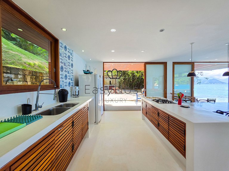 Beachfront house for sale on a island in Angra dos Reis.