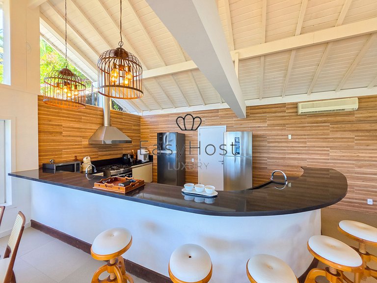 Beachfront house for sale on a island in Angra dos Reis.