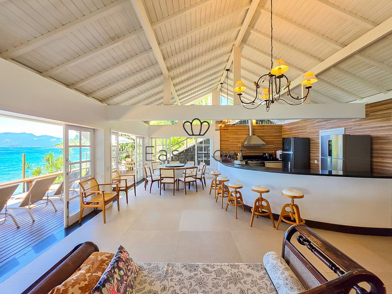 Beachfront house for sale on a island in Angra dos Reis.