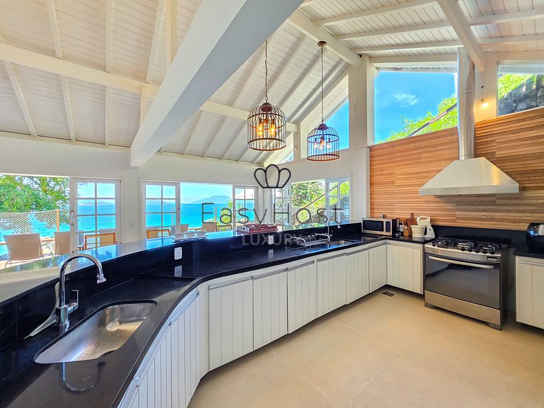 Beachfront house for sale on a island in Angra dos Reis.