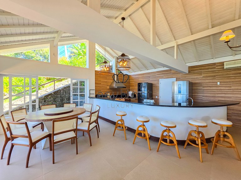 Beachfront house for sale on a island in Angra dos Reis.