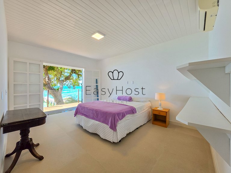 Beachfront house for sale on a island in Angra dos Reis.