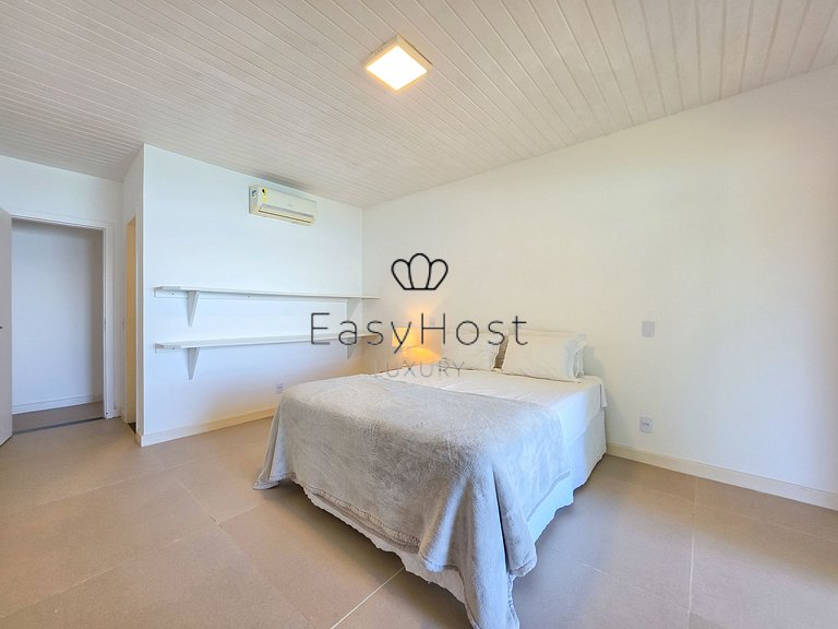 Beachfront house for sale on a island in Angra dos Reis.