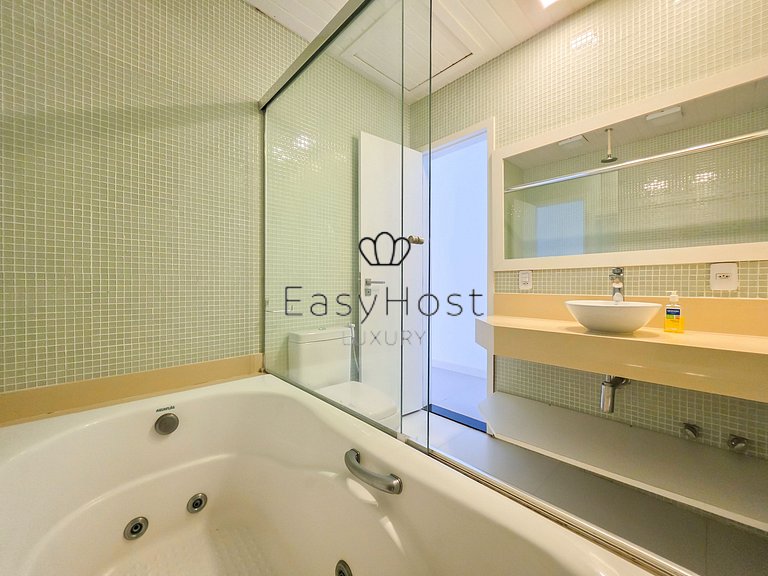 Beachfront house for sale on a island in Angra dos Reis.