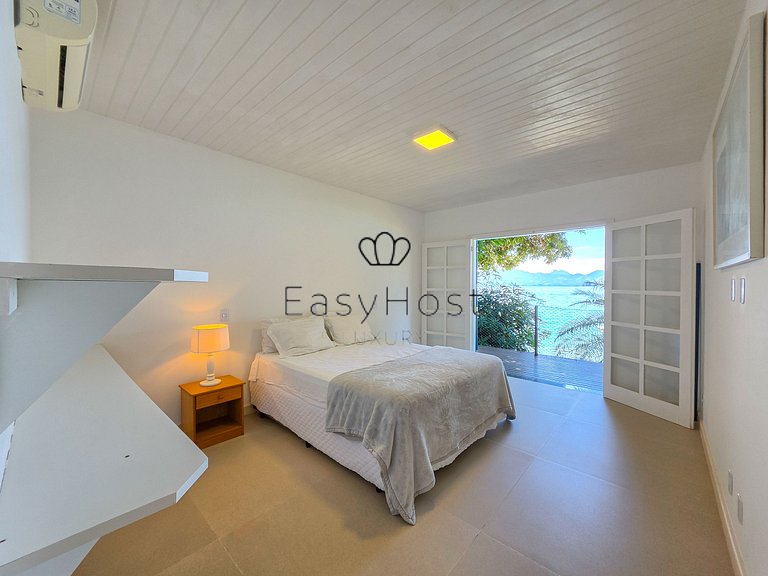 Beachfront house for sale on a island in Angra dos Reis.