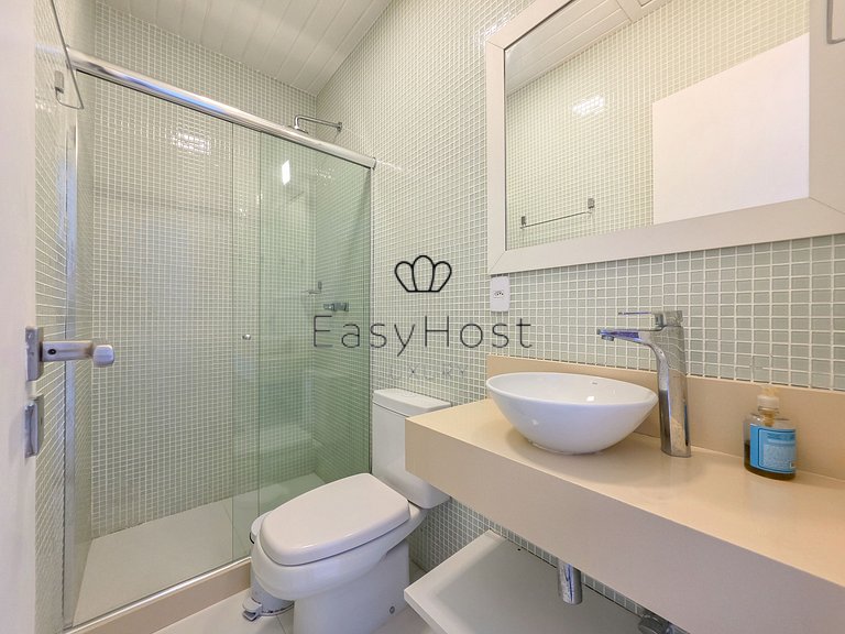 Beachfront house for sale on a island in Angra dos Reis.