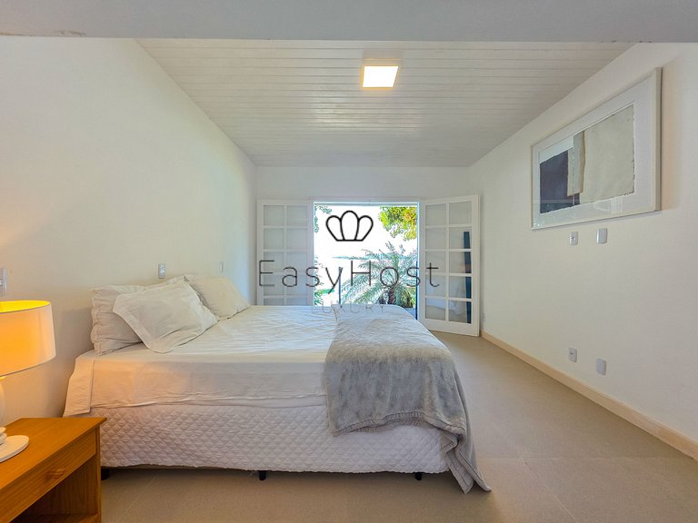 Beachfront house for sale on a island in Angra dos Reis.