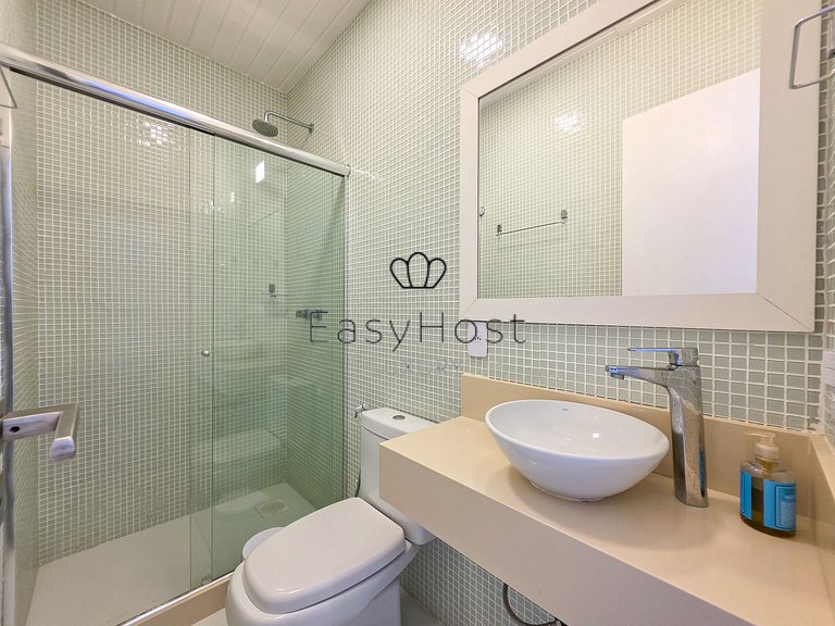 Beachfront house for sale on a island in Angra dos Reis.