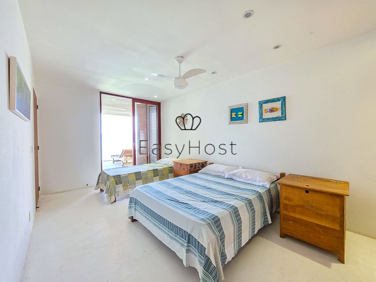 Beachfront house for sale on a island in Angra dos Reis.