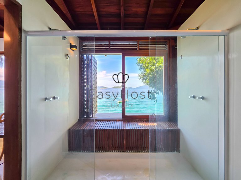 Beachfront house for sale on a island in Angra dos Reis.