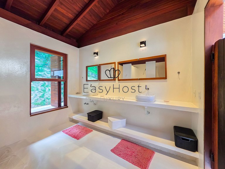 Beachfront house for sale on a island in Angra dos Reis.