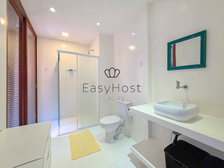 Beachfront house for sale on a island in Angra dos Reis.