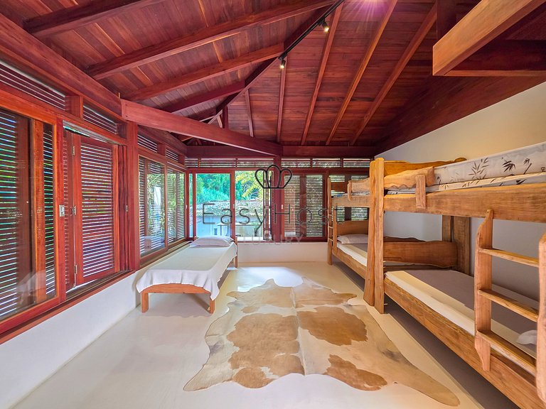 Beachfront house for sale on a island in Angra dos Reis.