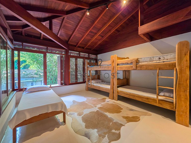 Beachfront house for sale on a island in Angra dos Reis.