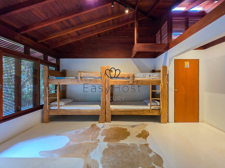 Beachfront house for sale on a island in Angra dos Reis.