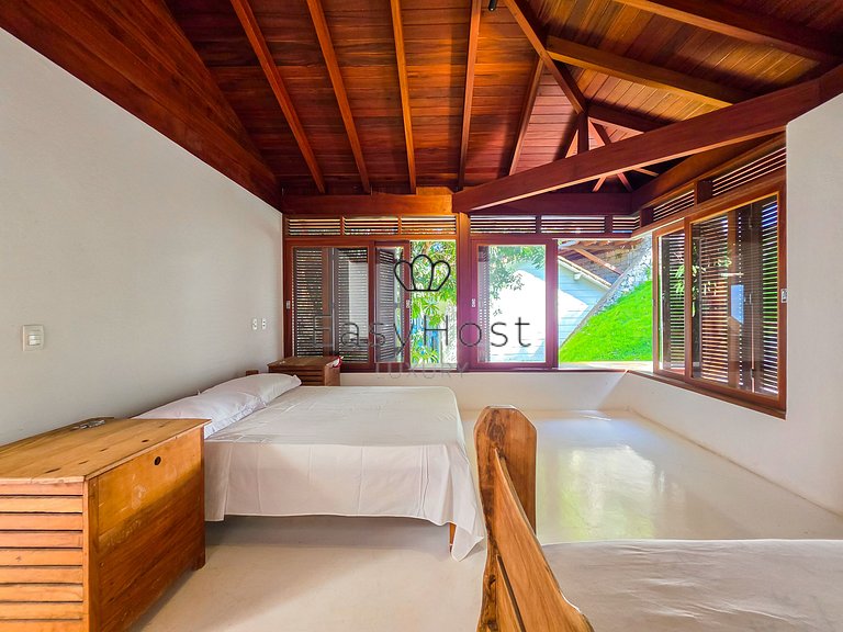 Beachfront house for sale on a island in Angra dos Reis.