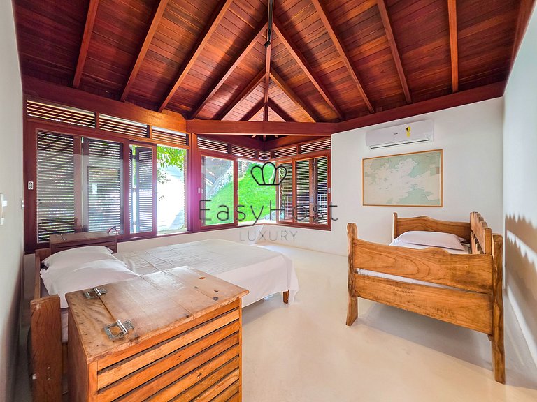 Beachfront house for sale on a island in Angra dos Reis.