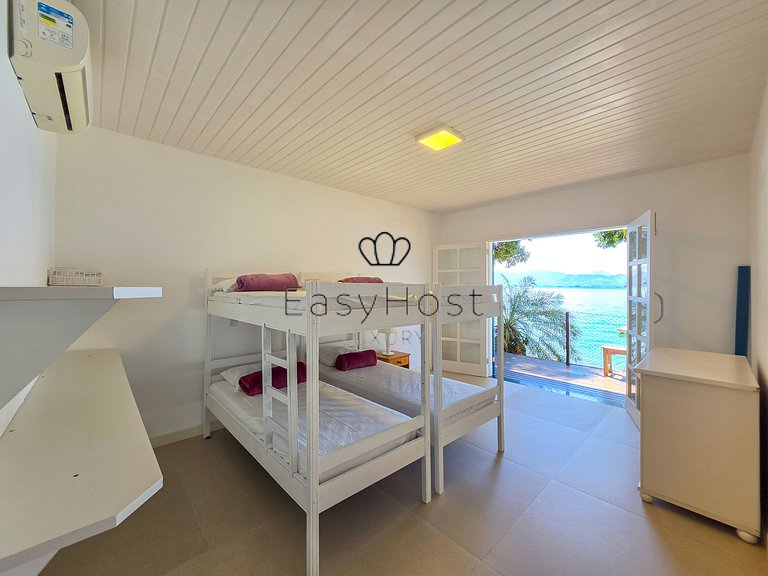 Beachfront house for sale on a island in Angra dos Reis.