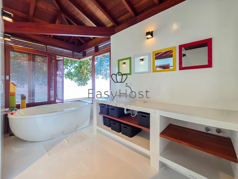 Beachfront house for sale on a island in Angra dos Reis.