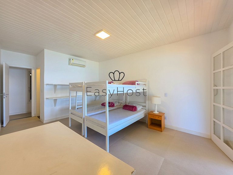 Beachfront house for sale on a island in Angra dos Reis.