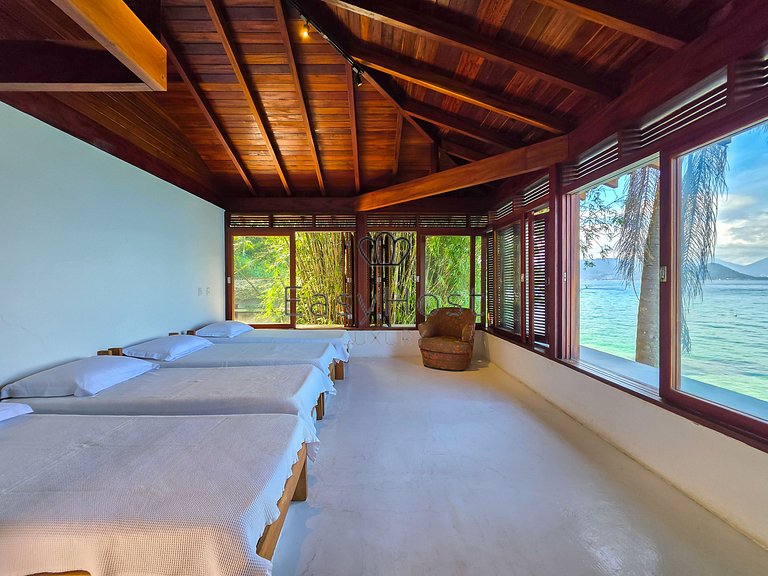 Beachfront house for sale on a island in Angra dos Reis.