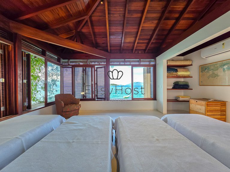 Beachfront house for sale on a island in Angra dos Reis.