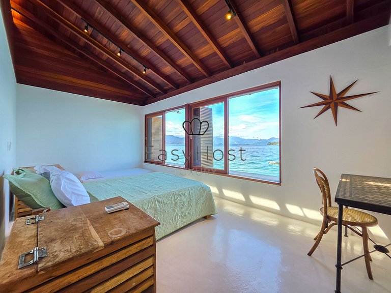 Beachfront house for sale on a island in Angra dos Reis.