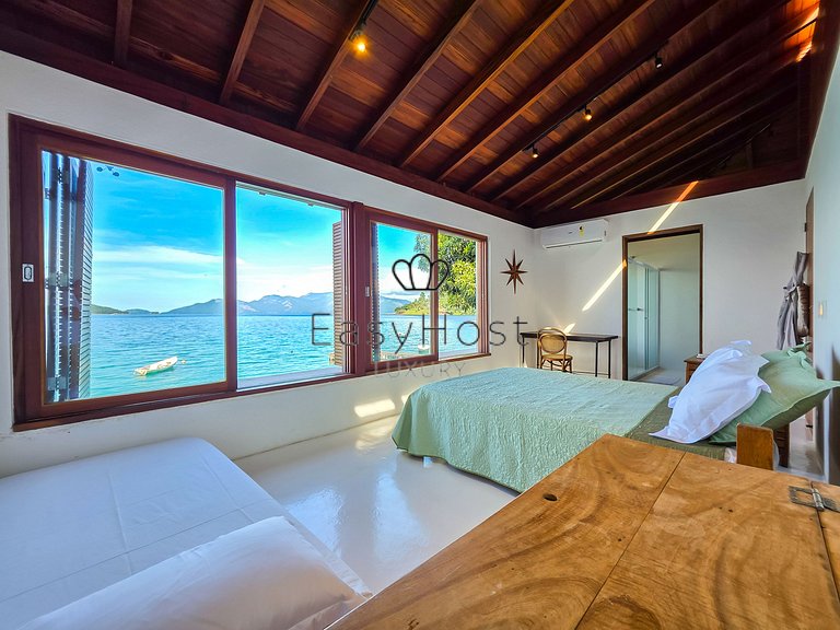 Beachfront house for sale on a island in Angra dos Reis.