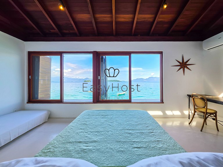 Beachfront house for sale on a island in Angra dos Reis.