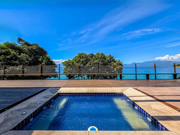 Beachfront house for sale on a island in Angra dos Reis.