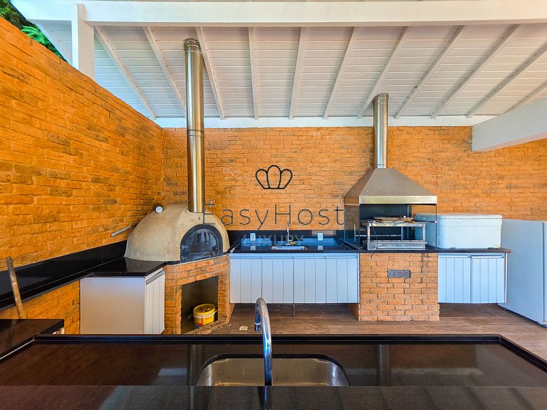 Beachfront house for sale on a island in Angra dos Reis.