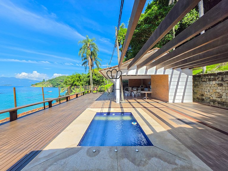 Beachfront house for sale on a island in Angra dos Reis.