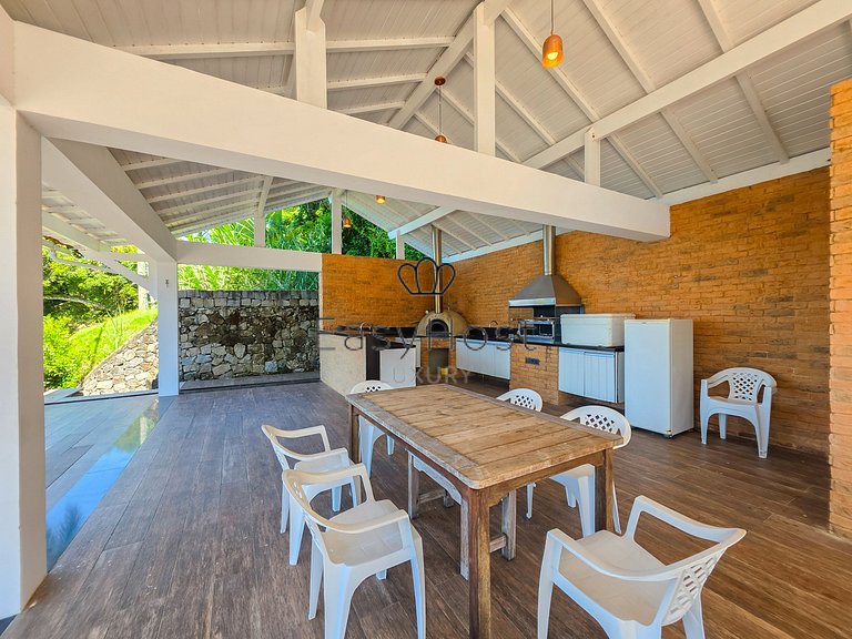 Beachfront house for sale on a island in Angra dos Reis.