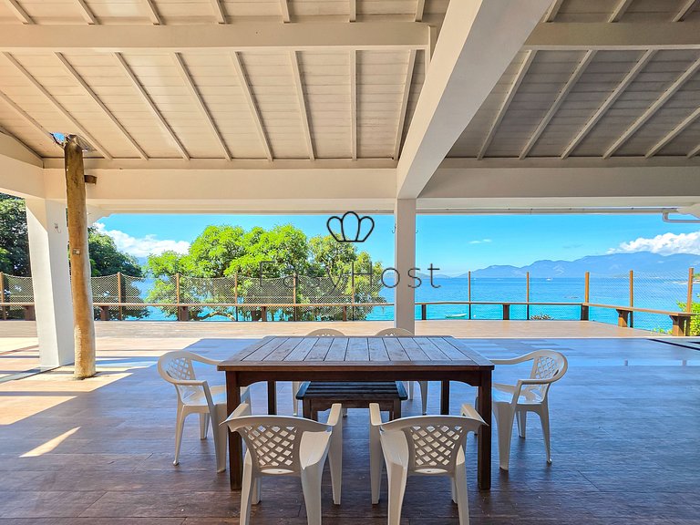 Beachfront house for sale on a island in Angra dos Reis.