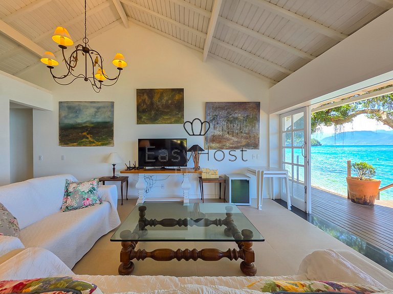 Beachfront house for sale on a island in Angra dos Reis.