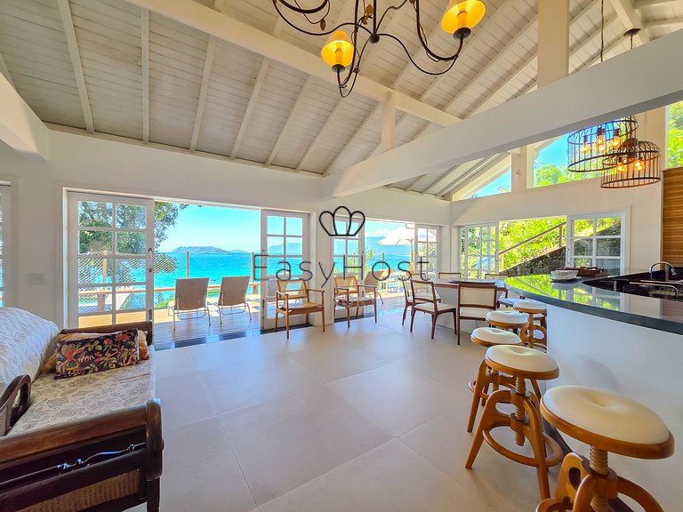 Beachfront house for sale on a island in Angra dos Reis.