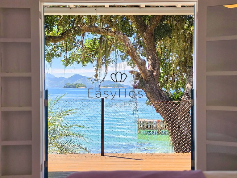 Beachfront house for sale on a island in Angra dos Reis.