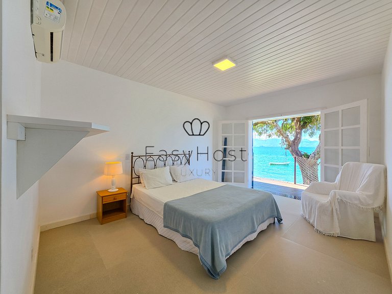 Beachfront house for sale on a island in Angra dos Reis.