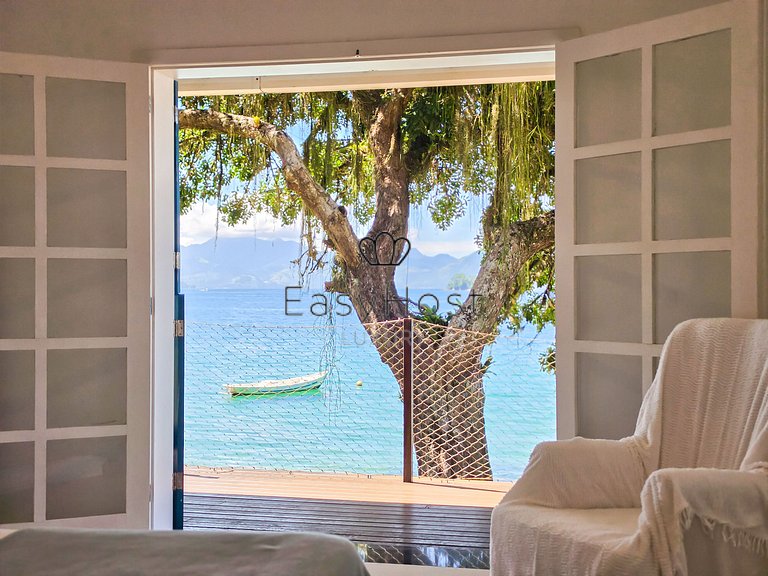 Beachfront house for sale on a island in Angra dos Reis.