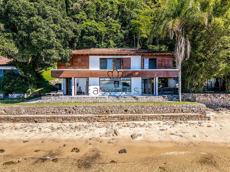 Beachfront house for sale on a island in Angra dos Reis.