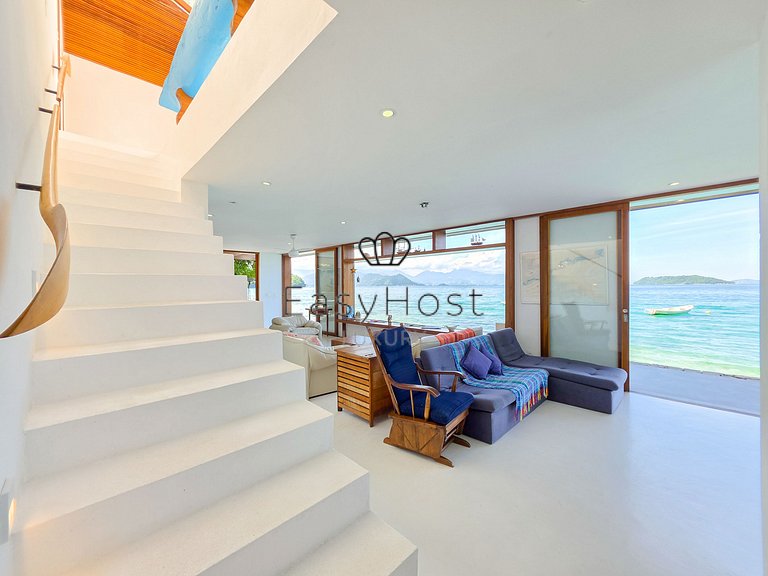 Beachfront house for sale on a island in Angra dos Reis.