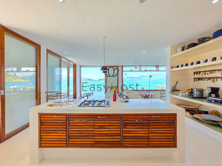 Beachfront house for sale on a island in Angra dos Reis.
