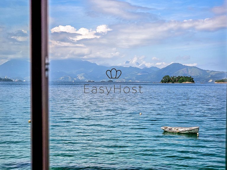 Beachfront house for sale on a island in Angra dos Reis.