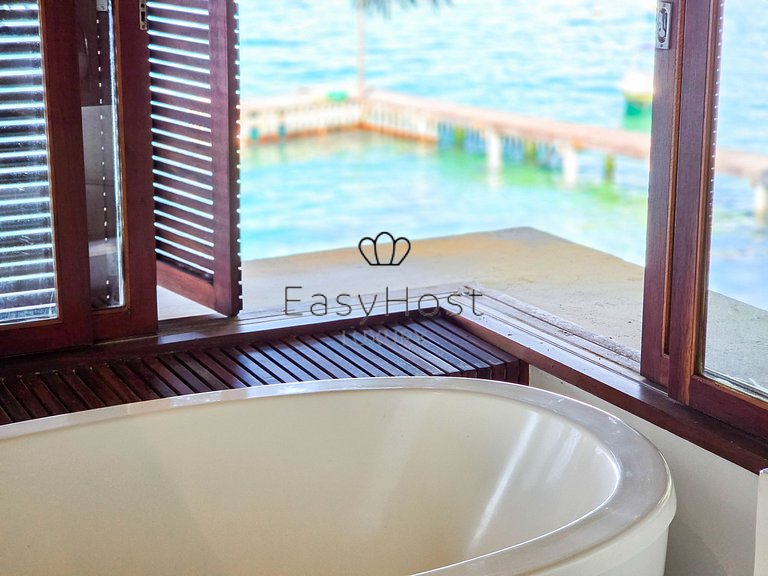 Beachfront house for sale on a island in Angra dos Reis.