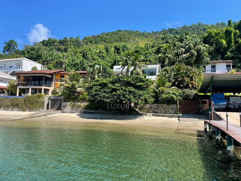Beautiful beachfront house with a pool in Angra dos Reis - A