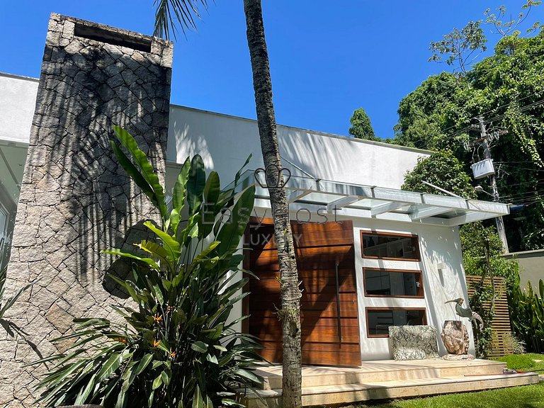 Beautiful beachfront house with a pool in Angra dos Reis - A