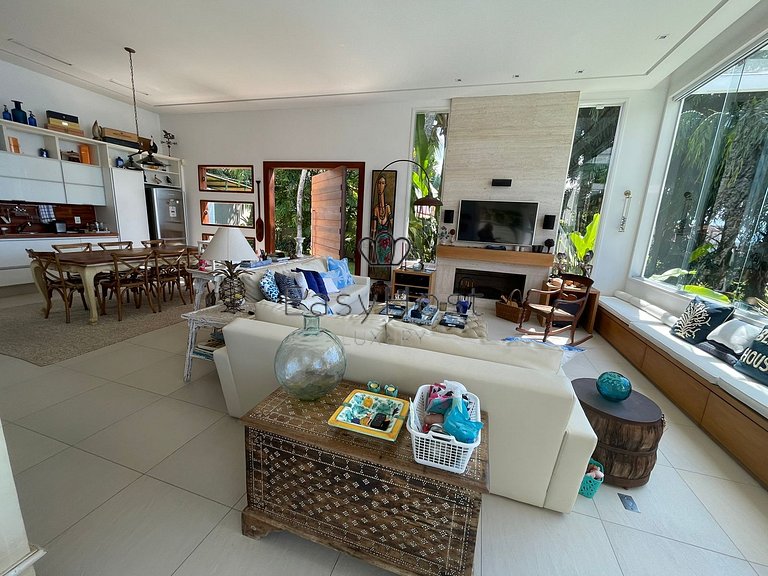Beautiful beachfront house with a pool in Angra dos Reis - A