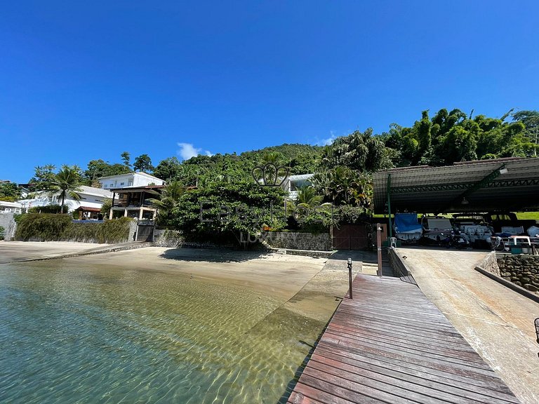 Beautiful beachfront house with a pool in Angra dos Reis - A
