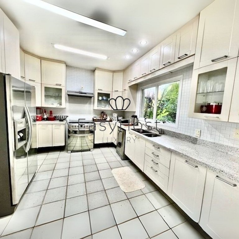 Vacation rental house in Angra dos Reis with a pool and boat